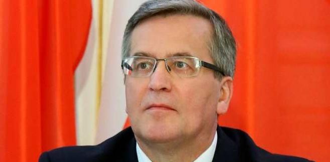 <b>Sprawa Antykomor.pl</b>
<br>
<br>
Na początku 2013 roku sąd umorzył sprawę znieważenia prezydenta Bronisława Komorowskiego przez twórcę portalu Antykomor.pl Roberta Frycza i złagodził wcześniejszy wyrok za fałszowanie dokumentów do roku ograniczenia wolności i 30 godzin prac społecznych.<br>
<br>
<br>
Na stronie Antykomor.pl gromadzone były materiały o prezydencie Bronisławie Komorowskim, a także m.in. gry polegające na strzelaniu do jego wizerunku oraz - jak informowała ABW - zdjęcia przedstawiające go jako 