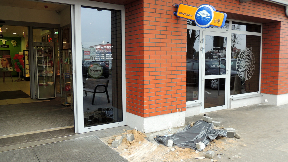 Minionej nocy nieznani sprawcy wyrwali bankomat przy galerii handlowej w Osielsku. Nie udało im się jednak dotrzeć do pieniędzy. W Nowem nad Wisłą złodzieje zniknęli razem z bankomatem.