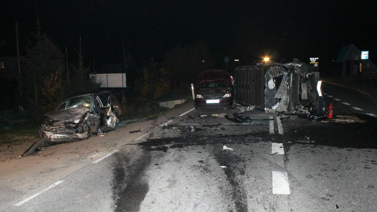 Do tragicznego wypadku doszło w niedzielę wieczorem w Kojszówce koło Makowa Podhalańskiego. Zderzyły się trzy samochody. Niestety, jedna osoba nie przeżyła.