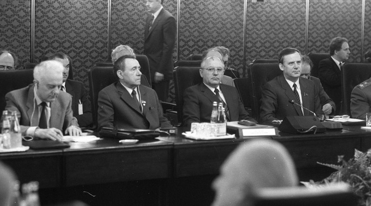 A kép 1986-ban, Budapesten készült a kormány Béla király út 28-30-alatti vendégházában, a Varsói Szerződés Politikai Tanácskozó Testületének budapesti találkozóján. Szemben a Szovjetunió küldöttsége, balról jobbra Eduard Sevarnadze, Andrej Gromiko, Mihail Gorbacsov és Nyikolaj Rizskov / Fotó: Fortepan / Szalay Zoltán