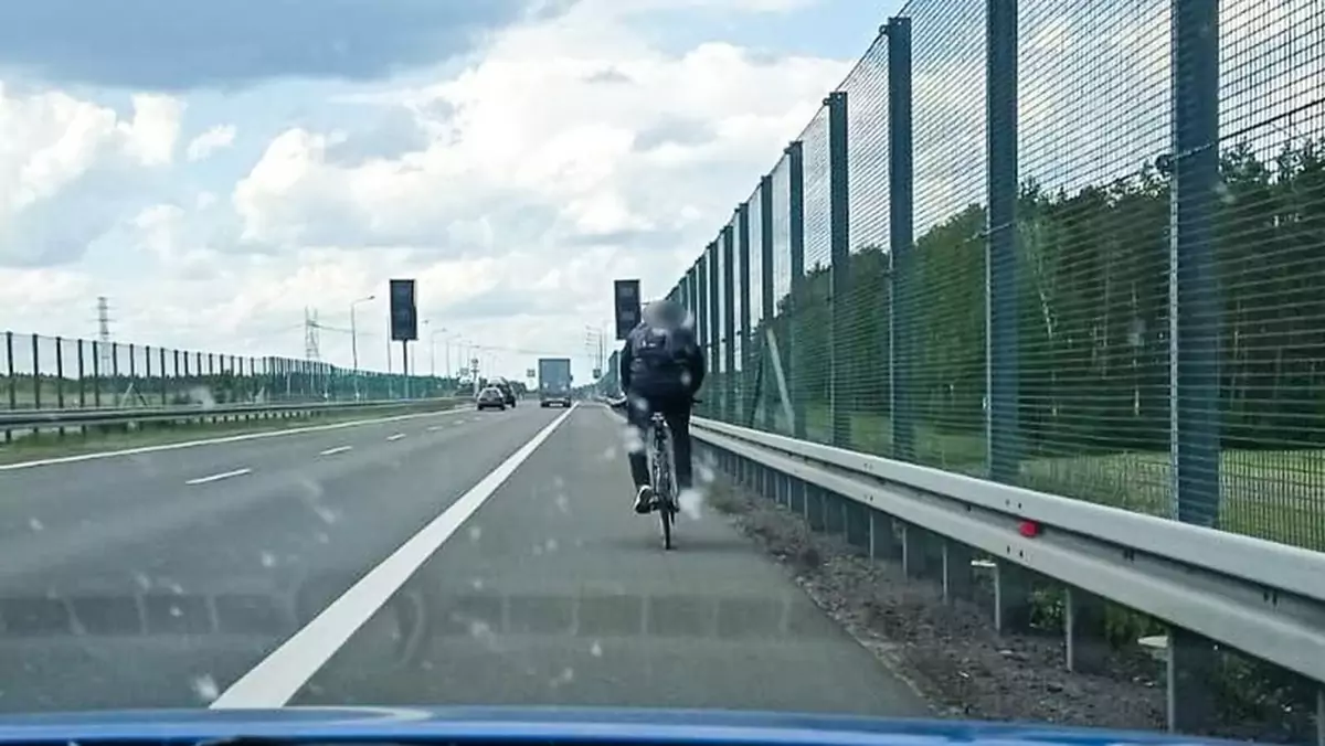 rowerzysta na autostradzie - zdjęcie poglądowe