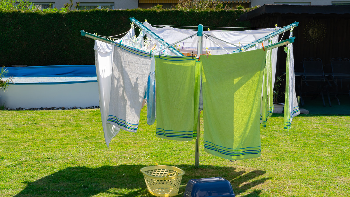 Suszenie prania na świeżym powietrzu. Sprawdź te proste triki