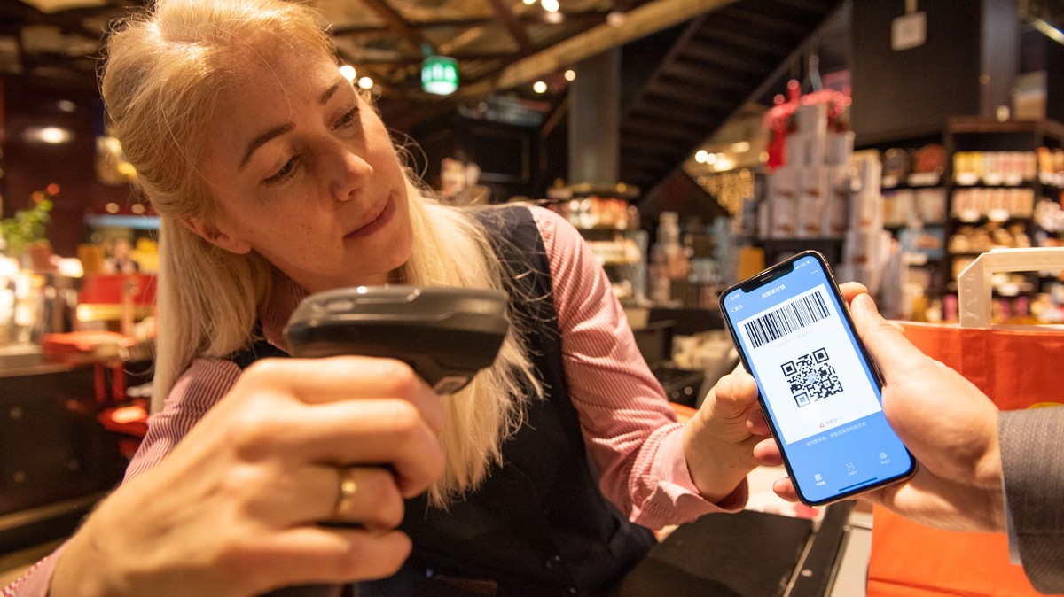 Érkezik a QR-kódos fizetés a magyar boltokba: itt vannak a részletek