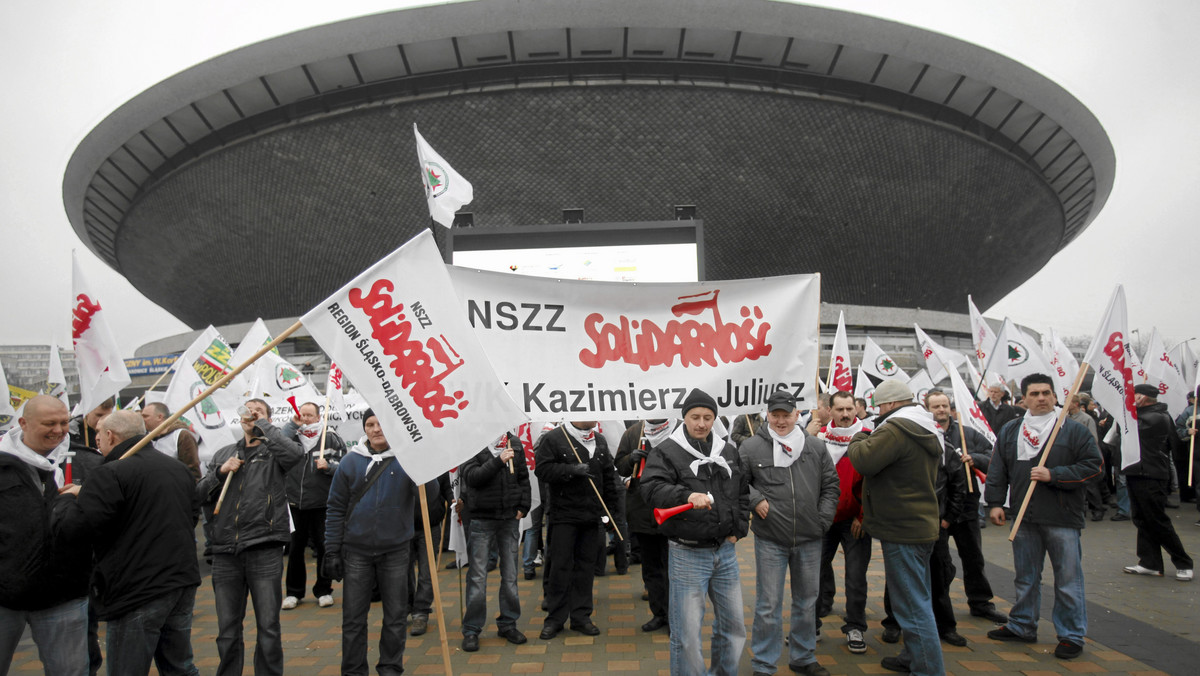 Demonstracja górniczych związków zawodowych, domagających od rządu planu ratunkowego dla branży rozpoczęła się we wtorek w Katowicach. Ich zdaniem sytuacja górnictwa jest dramatyczna, co grozi zamykaniem kopalń i likwidacją wielu miejsc pracy na Śląsku.