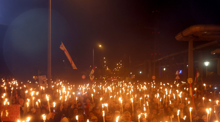 Fáklyás élő lánccal próbálták körbevenni a tüntetők az MTVA székházát, rendőrsorfal állta útjukat / Fotó: Zsolnai Péter