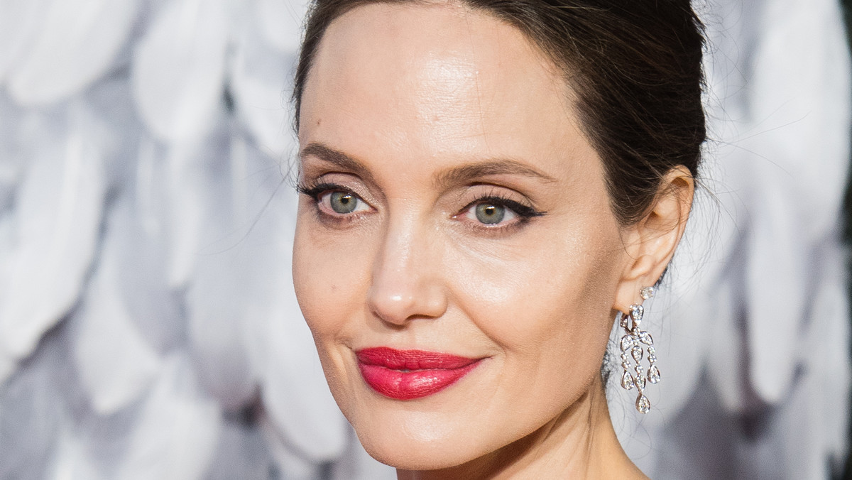 Angelina Jolie w odważnej sesji zdjęciowej w "Harper's Bazaar"