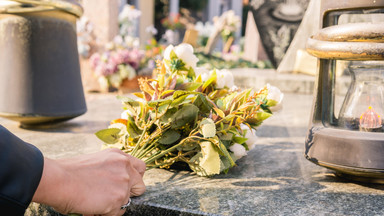 Po pogrzebie sprzątnij kwiaty na grobie. Masz na to określony czas