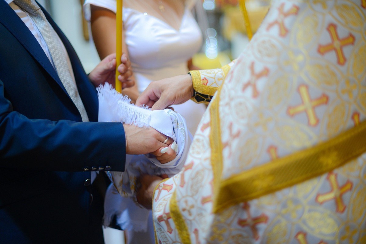 Sveštenik otkriva kako mladenci i svatovi treba da se obuku za crkveno