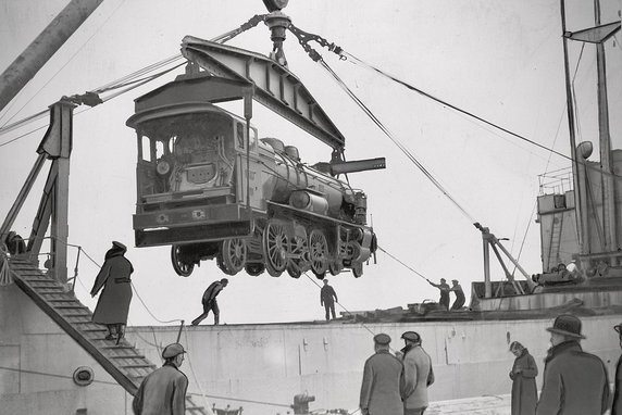 Załadunek parowozu na statek w 1932 r.