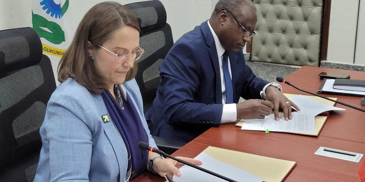 Minister Rzeczkowska podczas podpisywania umowy o współpracy ze swoim odpowiednikiem z Rwandy.
