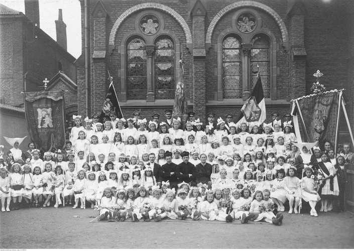 Uroczystość I Komunii Świętej dla polskich dzieci w Bruay. fot. Koncern Ilustrowany Kurier Codzienny - Archiwum Ilustracji, ok. 1922-1925