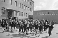 Czeladź, 09.1959 r. Gromada dzieci na dziedzińcu pierwszej Tysiąclatki. 