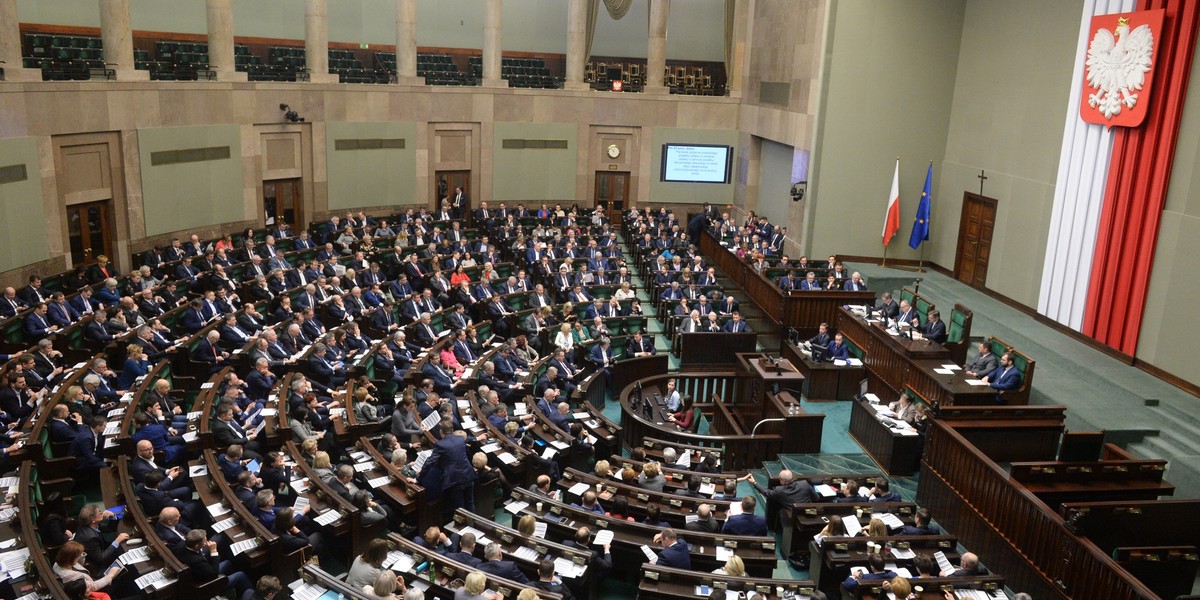 W 2018 r. liczba wydanych stronprawa spadła o 46 proc.