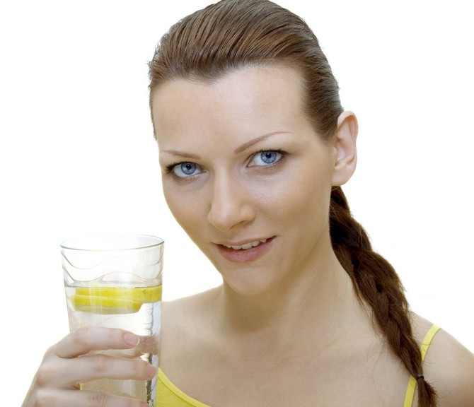 Čaša mlake vode sa limunom pre doručka je novi trend u mršavljenju