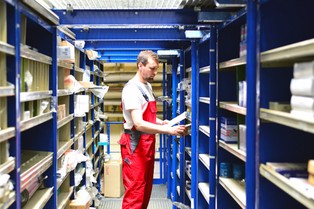 Zarobki magazynierów pod lupą. Oto oferty wynagrodzeń Biedronki, Lidla i Dino. Sprawdź stawki