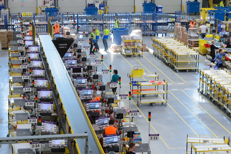 . Wartość całej inwestycji Amerykanów w Polsce jest wyceniana na około 1 mld zł. Jak na razie koncern nie planuje jednak otwarcia sklepu w Polsce. Na zdjęciu: Centrum logistyczne Amazon - Sady (woj. wielkopolskie) PAP/Jakub Kaczmarczyk.