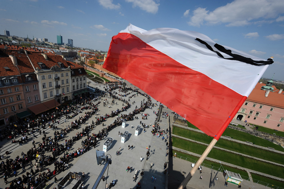 Krakowskie Przedmieście 15 kwietnia 2010 roku - kolejka do Pałacu Prezydenckiego