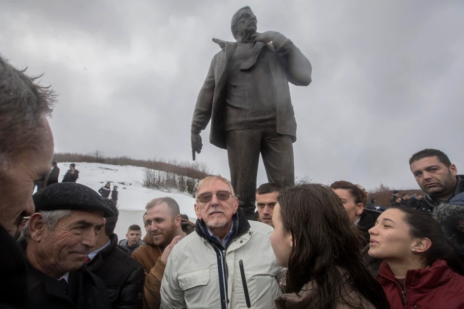 Spomenik Vilijamu Vokeru u Račku, gde je inscenirao masakr i optužio našu vojsku