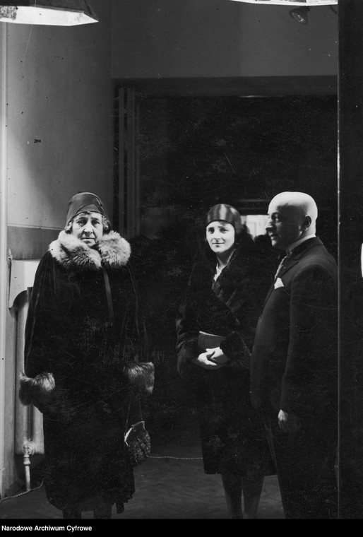 Małżonka Prezydenta RP Michalina Mościcka (z lewej) przybywająca na przedstawienie "Czary i kolory". Widoczni także: w środku sekretarka prezydentowej Maria Dobrzańska (późniejsza żona Prezydenta RP Ignacego Mościckiego) i dyrektor Henryk Markiewicz (z prawej) w 1930 roku.