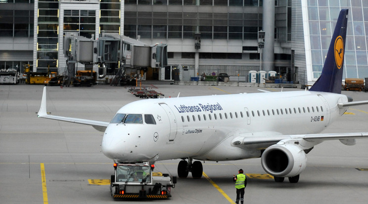 A Lufthansa egyik járata a müncheni repülőtéren /Fotó: AFP