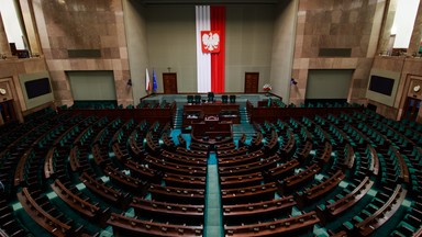 Sondaż: Duża zmiana poparcia dla PiS i Polski 2050. Sześć ugrupowań w Sejmie