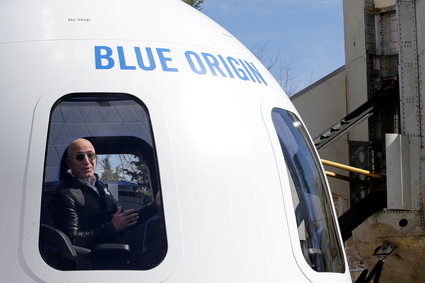 Za turystyczne loty w kosmos z firmą Jeffa Bezosa zapłacimy co najmniej 200 tys. dol.