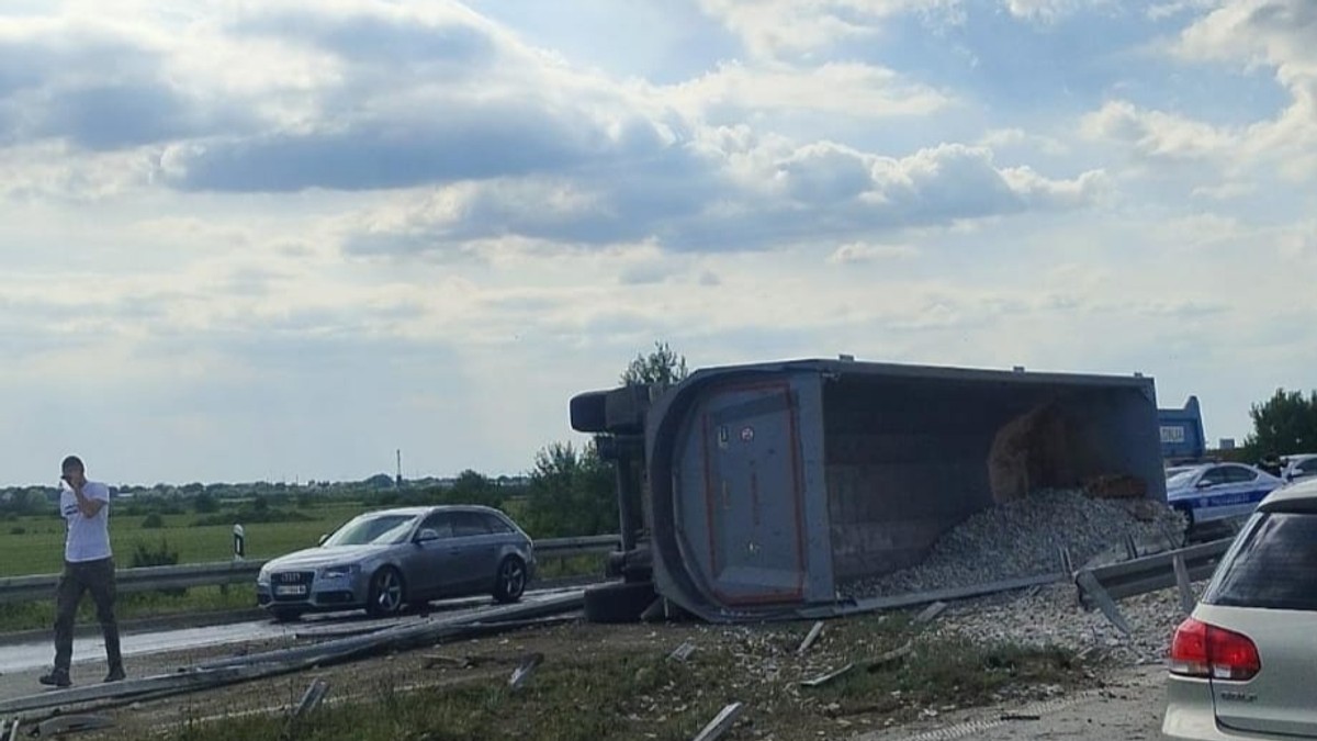 Prevrnut kamion, Surčin