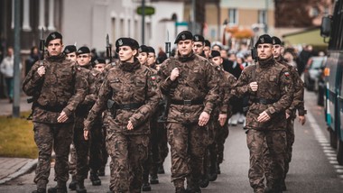 obowiązkowa zasadnicza służba wojskowa. większość polaków uważa, że po