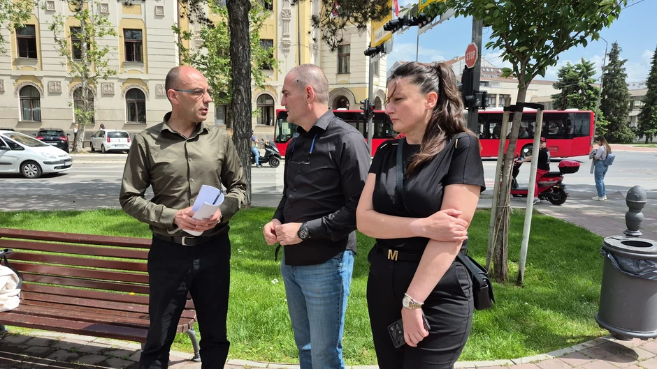 Mića i Sanja Simić sa advokatom 