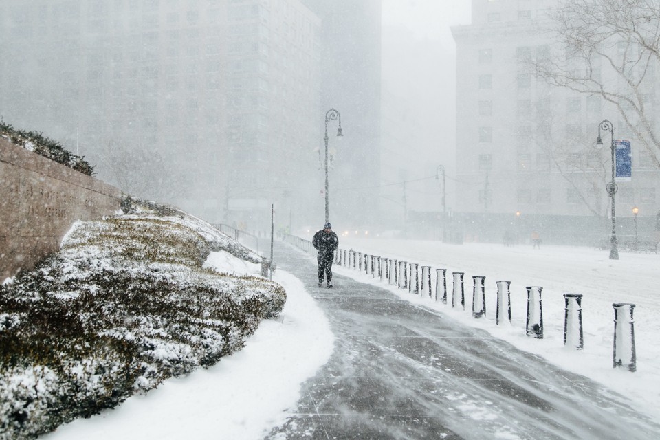 epa06416945 - USA WINTER STORM IN NEW YORK (Winter storm in New York)