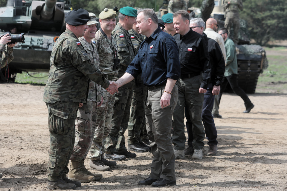 rezydent RP Andrzej Duda oraz minister obrony narodowej Mariusz Błaszczak podczas spotkania z uczestnikami ćwiczeń DefenderEurope 22