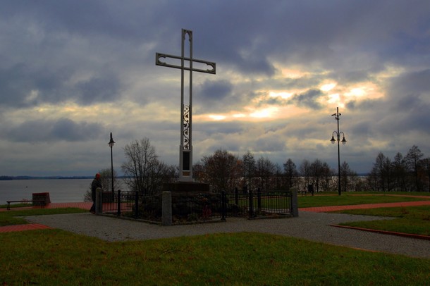 Wzgórze św. Brunona, krzyż nad jeziorem Niegocin