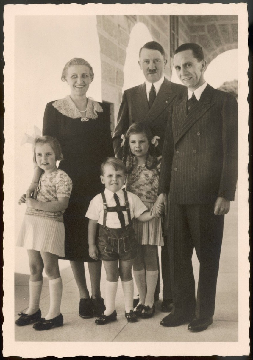 Gebels sa ženom Magdom i Adolfom Hitlerom i decom u Kelštajnu