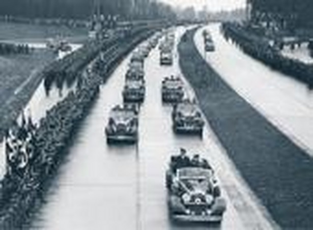 Hitler postawił na rozwój sieci autostrad. Na zdjęciu: otwarcie nowego odcinka pod Dreznem, lata 30. Fot. Forum