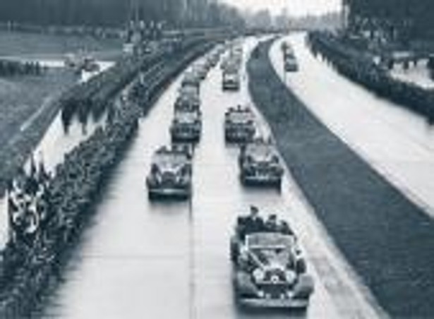 Hitler postawił na rozwój sieci autostrad. Na zdjęciu: otwarcie nowego odcinka pod Dreznem, lata 30.