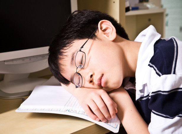 Zamiast spać, dzieci mają odrabiać lekcje