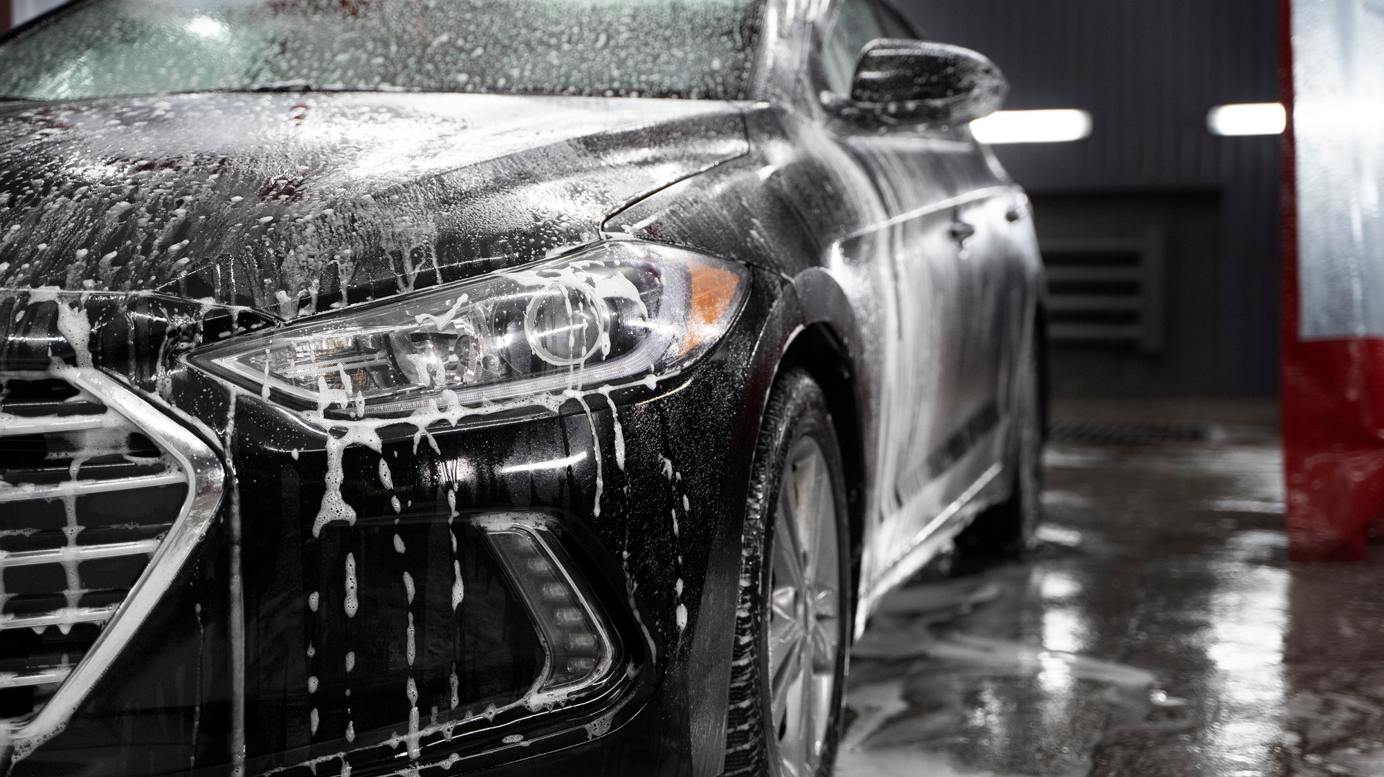 Umývanie auta na Slovensku počas zimy a na jar vyžaduje sledovanie predpovede počasia a správne načasovanie. Vodiči by sa mali vyhýbať čisteniu karosérie pri teplotách nižších ako mínus päť stupňov. 