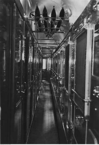 Korytarz wagonu turystycznego z półka na sprzęt narciarski pod sufitem