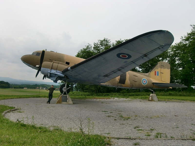 Jeden z egzemplarzy DC-3 stał się pomnikiem upamiętniającym partyzanckie lotnisko na Słowenii