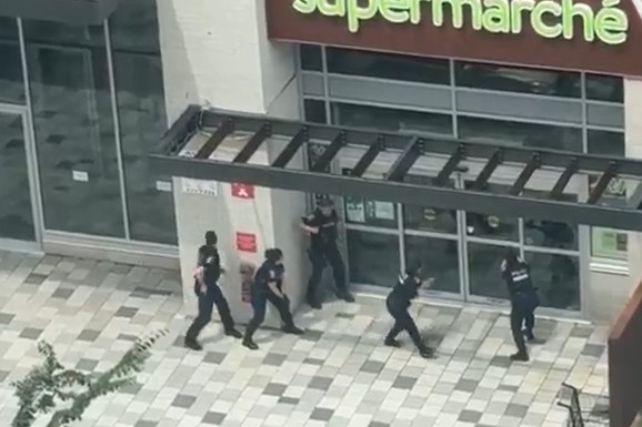 (UZNEMIRUJUĆI VIDEO) PUCNJAVA U MONTREALU, VIŠE LJUDI UBIJENO Napadač kao na filmu razmenjivao vatru s policijom, u toku potraga za saučesnikom
