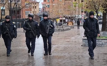 TZV. kosovska policija patrolira Severnom Mitrovicom