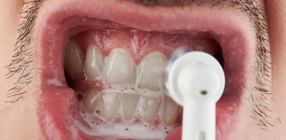 Białe i zdrowe zęby? Sprawdź niedrogie szczoteczki soniczne i irygatory