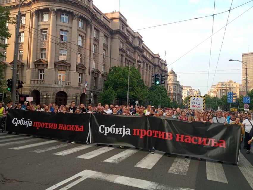 Kolona ispred Vlade Srbije