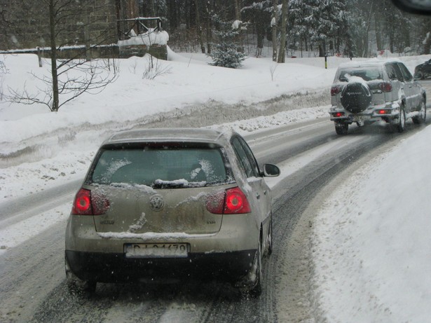 Śnieg nie ułatwia życia kierowcom.