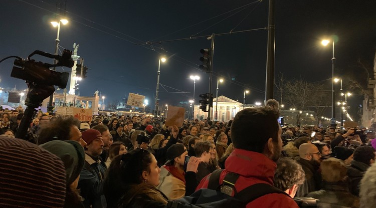 Odakint most szörnyek járnak című tüntetés a Hősök terén