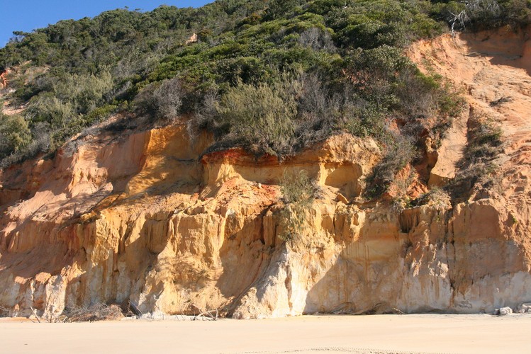 Rainbow Beach w Australii - może zawstydzić inne „kolorowe” plaże na świecie. Piasek na tej plaży występuje we wszystkich możliwych kolorach, tworząc niesamowite wzory. Do tego dochodzą jeszcze kolorowe klify okalające plaże, równie kolorowe jak sam piasek.