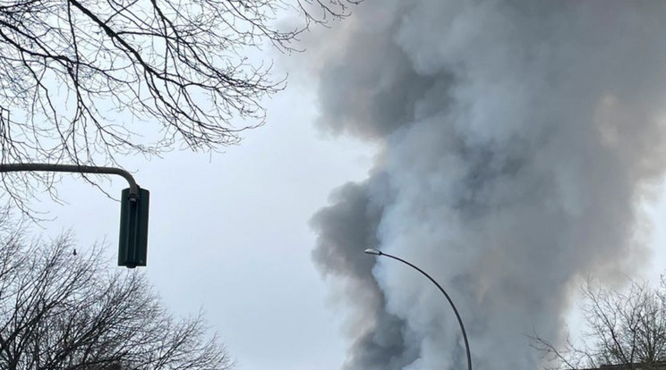 Mérgező füstfelhő tart Hamburg belvárosa felé / Fotó: Twitter