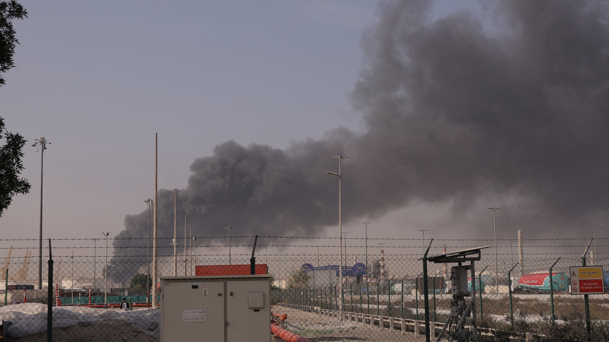 Pohľad z Dubaja na dym stúpajúci po čerstvých iránskych útokoch, 1. marca 2026