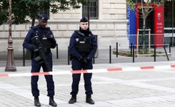 Atak nożownika na komendzie policji w Paryżu. Media: Sprawca przeszedł niedawno na islam