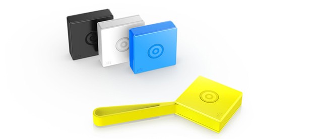 Nokia treasure Tag to idealny prezent dla zapominalskich, którzy ciągle coś gubią. Przyczepiony np. do kluczy nie tylko poinformuje Cię o tym, że je zostawiłeś, ale też pokaże na mapie, w którym miejscu. Informacje są wyświetlane na ekranie smartfonu, który poprzez Bluetooth lub technologię NFC jest sprzężony z breloczkiem. Aplikacja zainstalowana w telefonie może obsługiwać jednocześnie do czterech czujników. Bateria działa przez pół roku. Dostępny w kilku jaskrawych kolorach. Do kupienia w sklepach za ok. 100 zł.